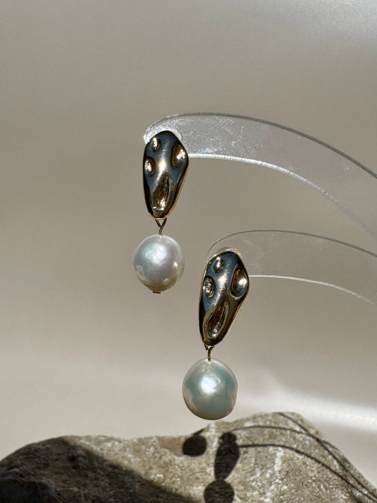 Sculpted Elegance